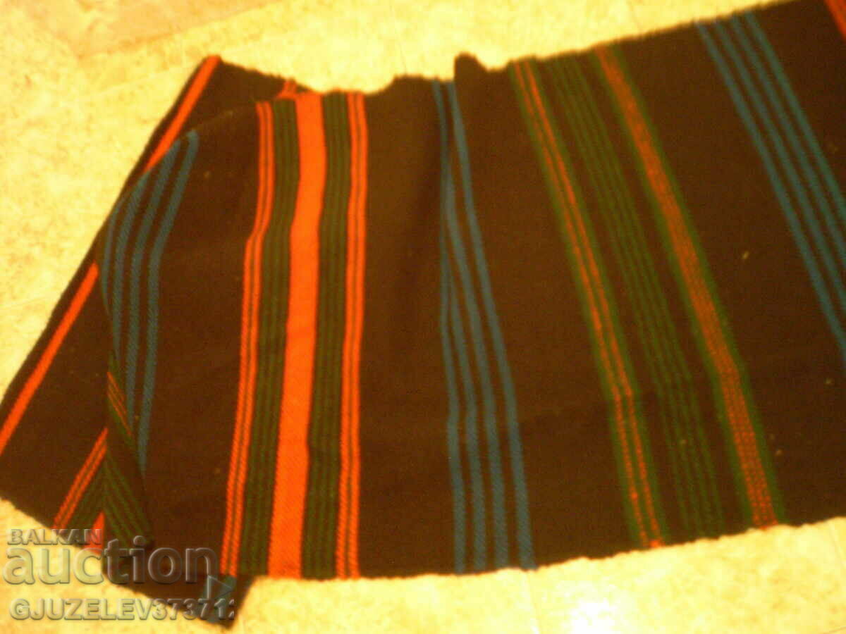 Auction  Primitive handwoven woolen patterned rug
