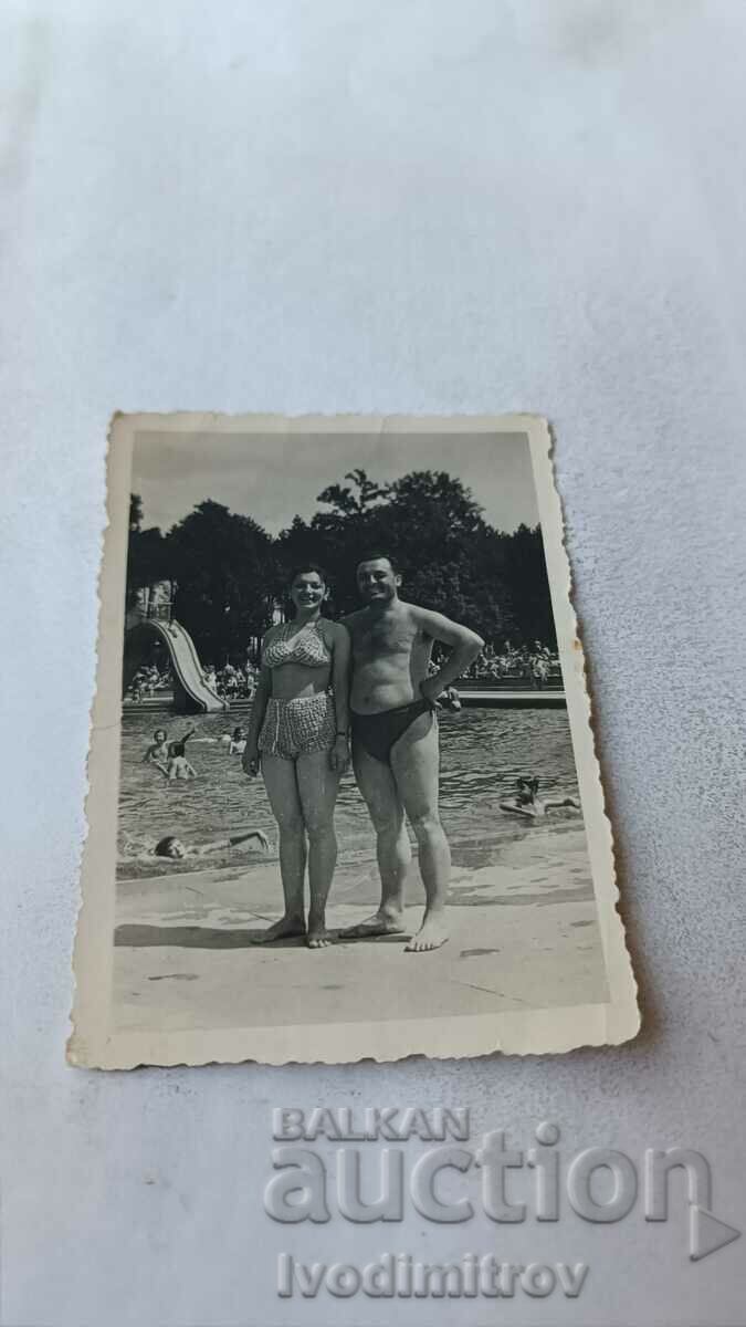 Photo Man and woman at the swimming pool