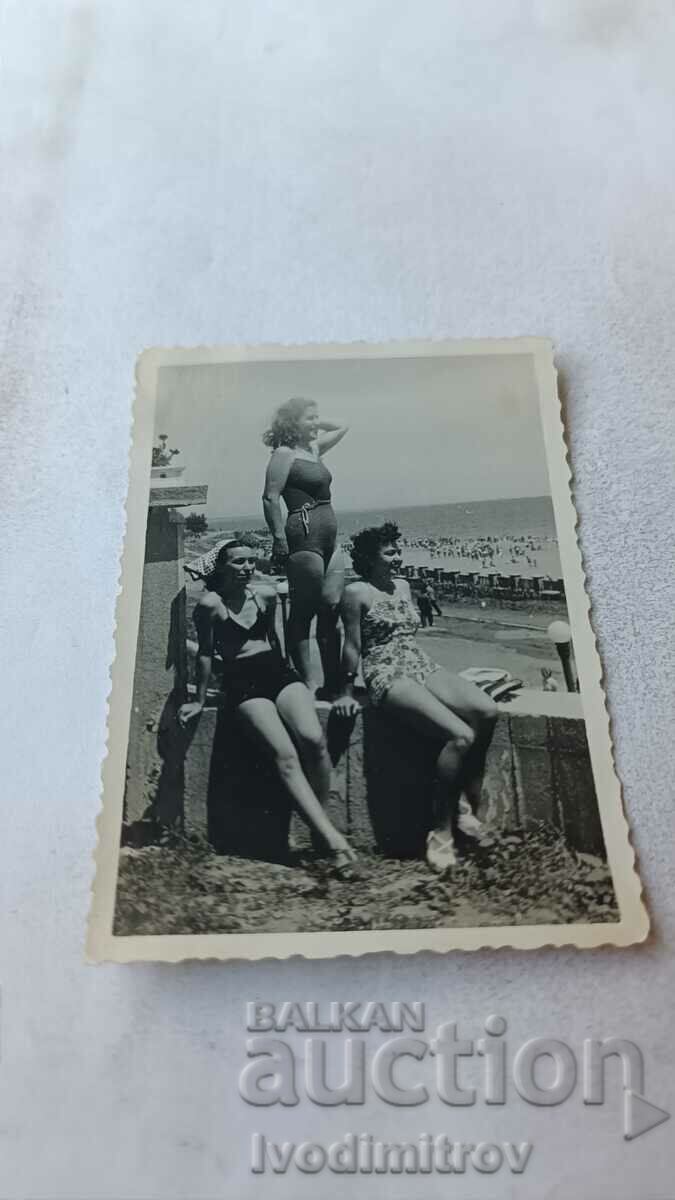 Photo Three young girls in vintage swimsuits