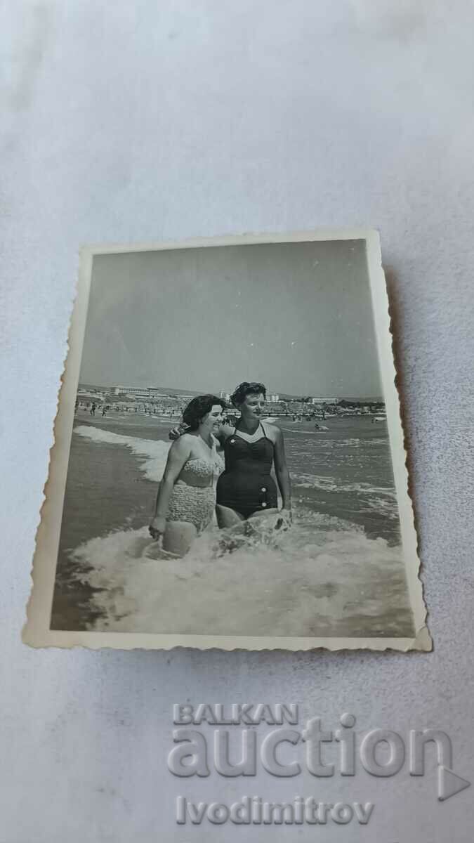Снимка Две жени на брега на морето