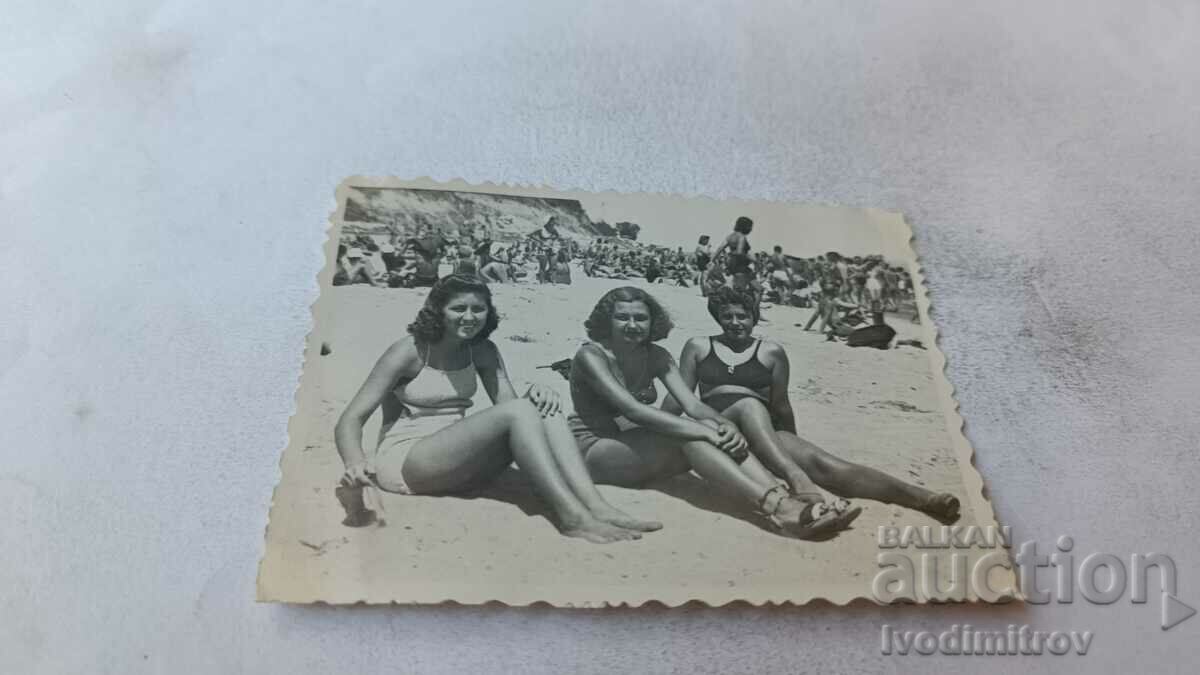 Fotografie Trei fete tinere pe plajă
