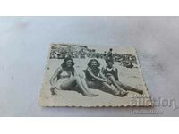 Снимка Три млади момичета на плажа