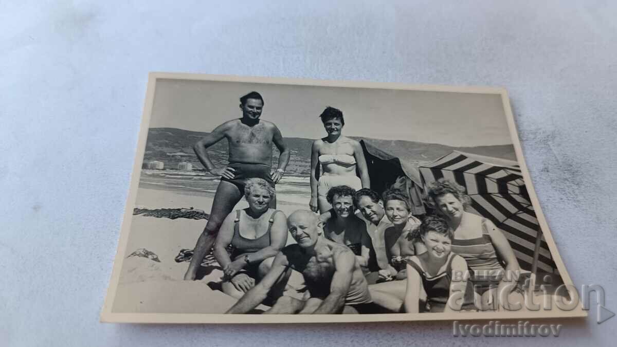 Foto Bărbați, femei și copii pe plajă