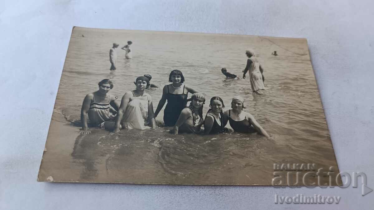 Снимка Млади момичета на брега на морето