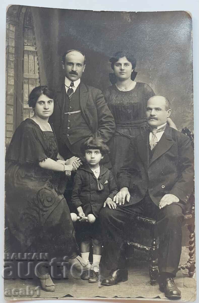 Стара семейна фотография