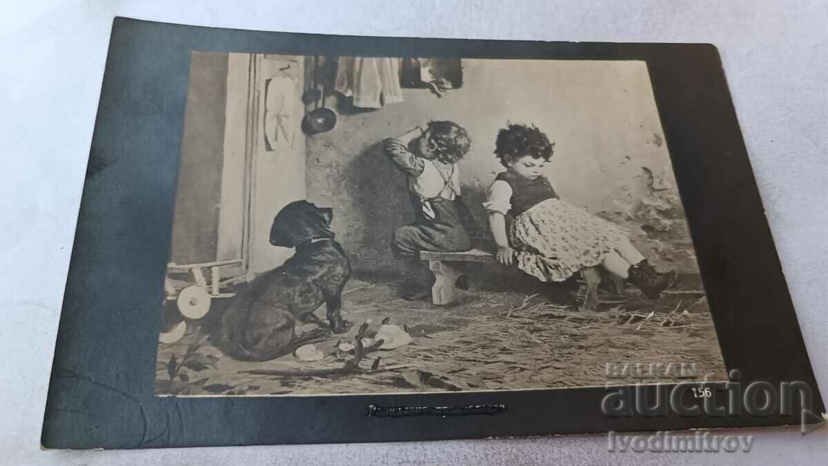 Καρτ ποστάλ Αγόρι κορίτσι και μαύρο σκυλί