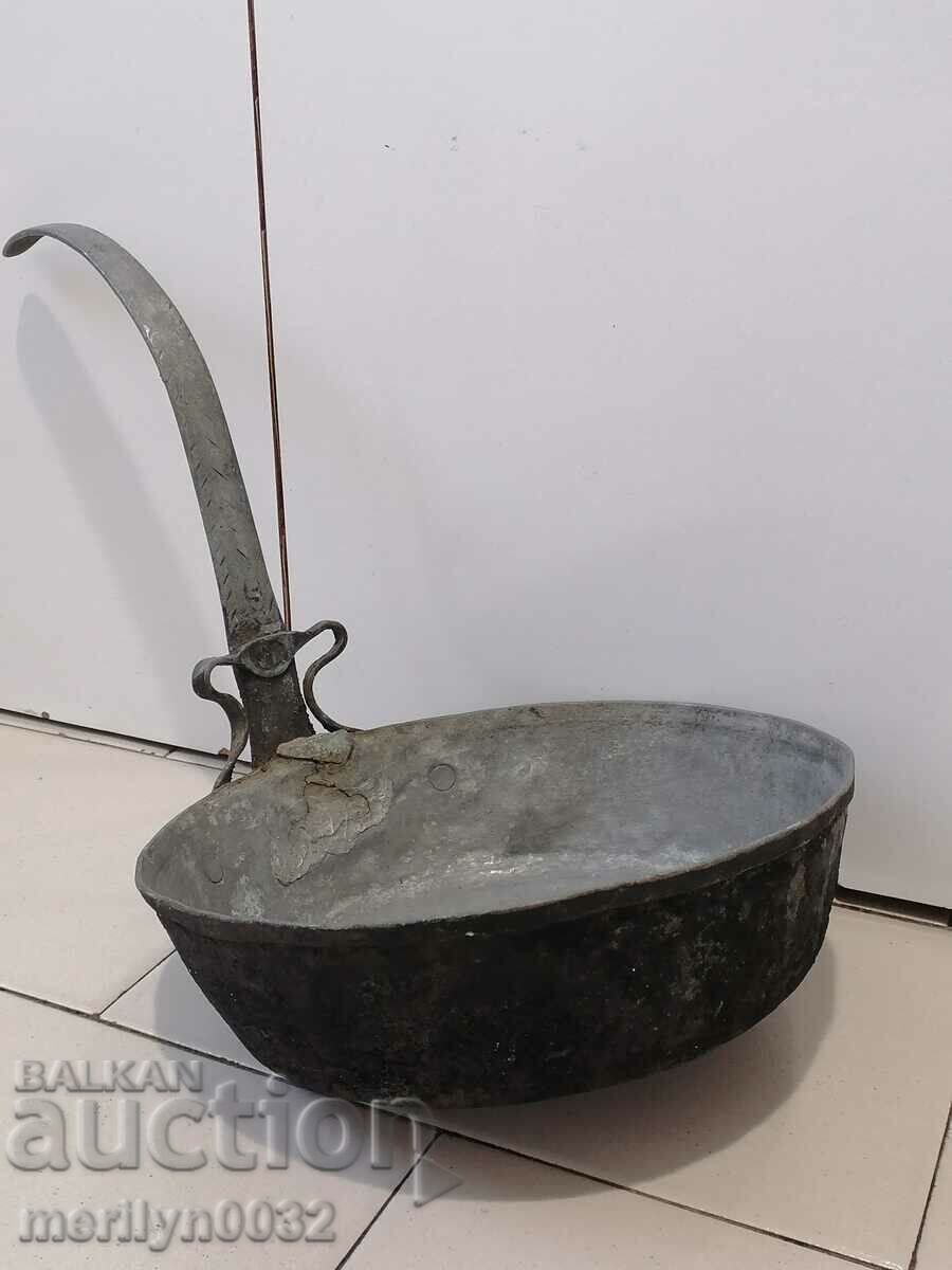 Auction An old copper pan, a baker, a tray, a copper pot Auction An old copper pan, a baker, a tray, a copper pot