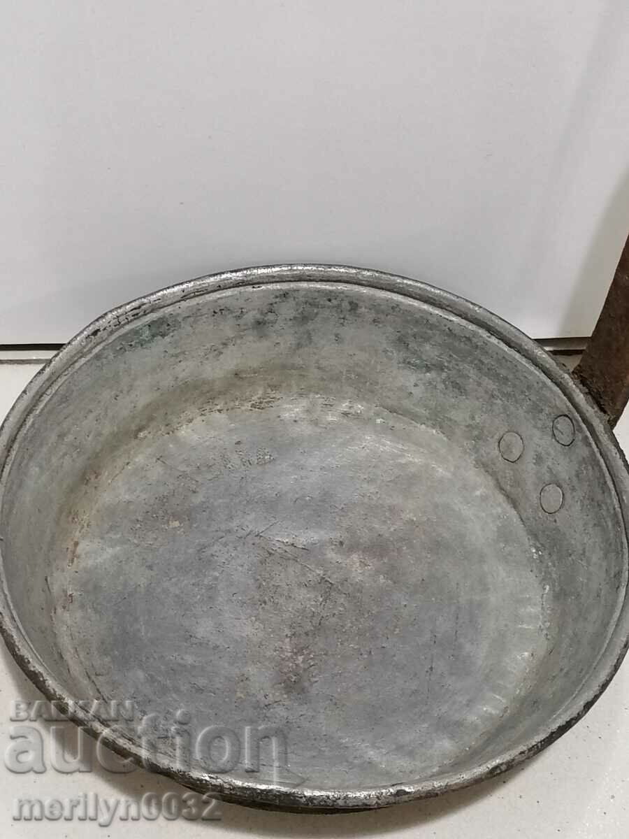 Auction An old copper pan, a baker, a tray, a copper pot Auction An old copper pan, a baker, a tray, a copper pot
