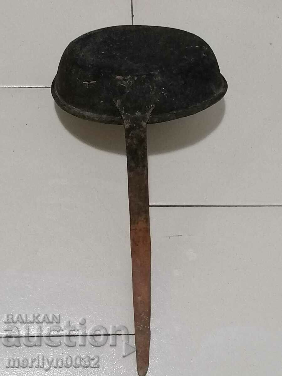 An old copper pan, a baker, a tray, a copper pot - 7 An old copper pan, a baker, a tray, a copper pot - 7