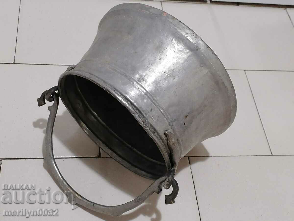 Auction  An old bacon, a baker, a pot, a boiler, a copper pot