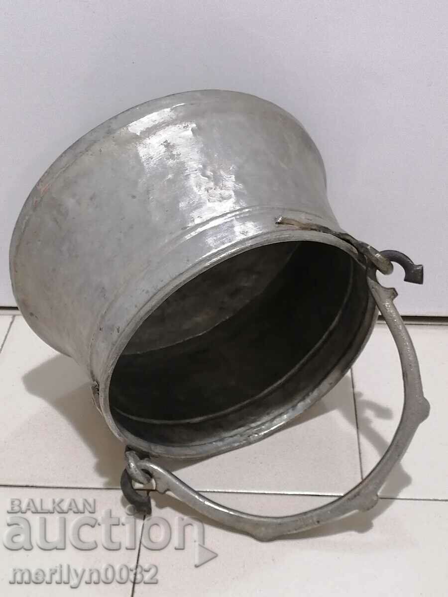 Delivery of An old bacon, a baker, a pot, a boiler, a copper pot
