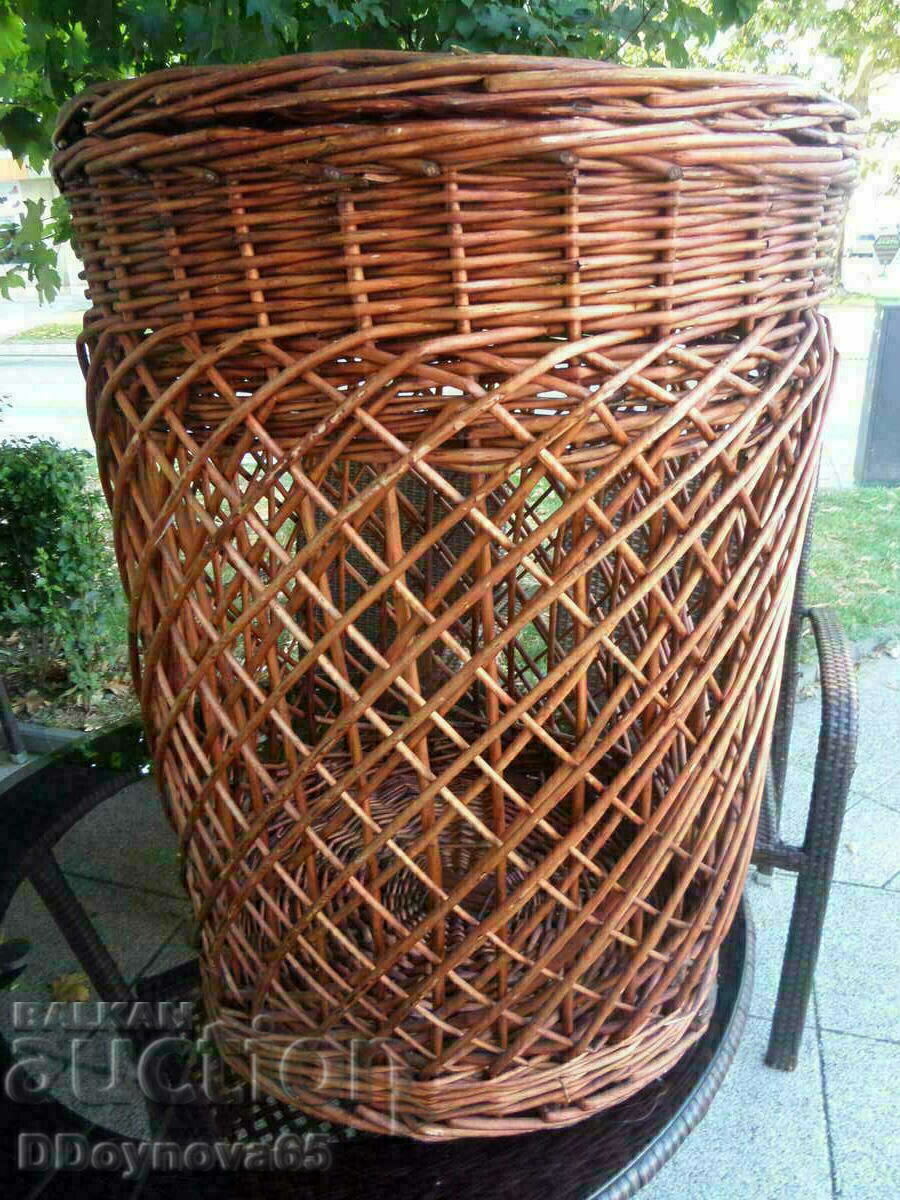 Ένα μεγάλο ψάθινο καλάθι με τιμή 49.00 BGN | € 25.05 Ένα μεγάλο ψάθινο καλάθι με τιμή 49.00 BGN | € 25.05