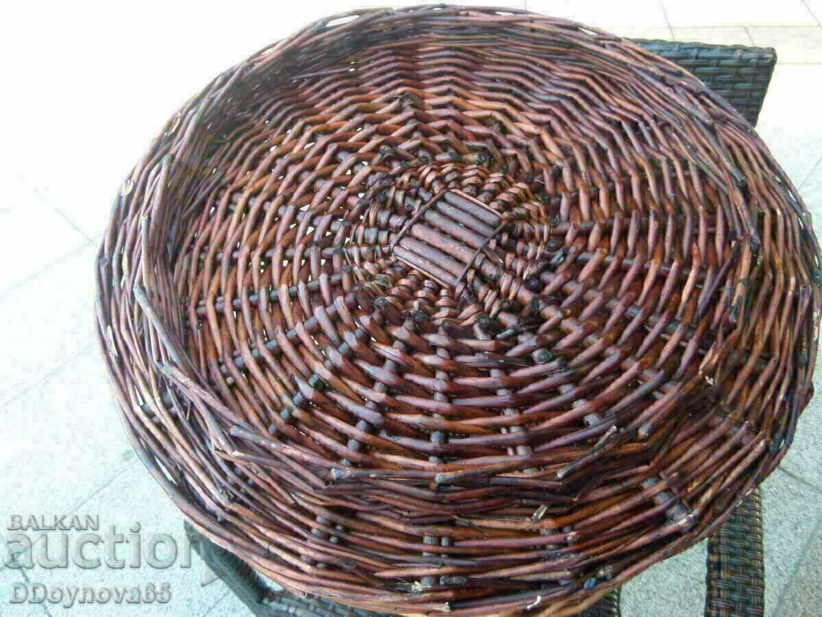 Παράδοση Ένα μεγάλο ψάθινο καλάθι Παράδοση Ένα μεγάλο ψάθινο καλάθι