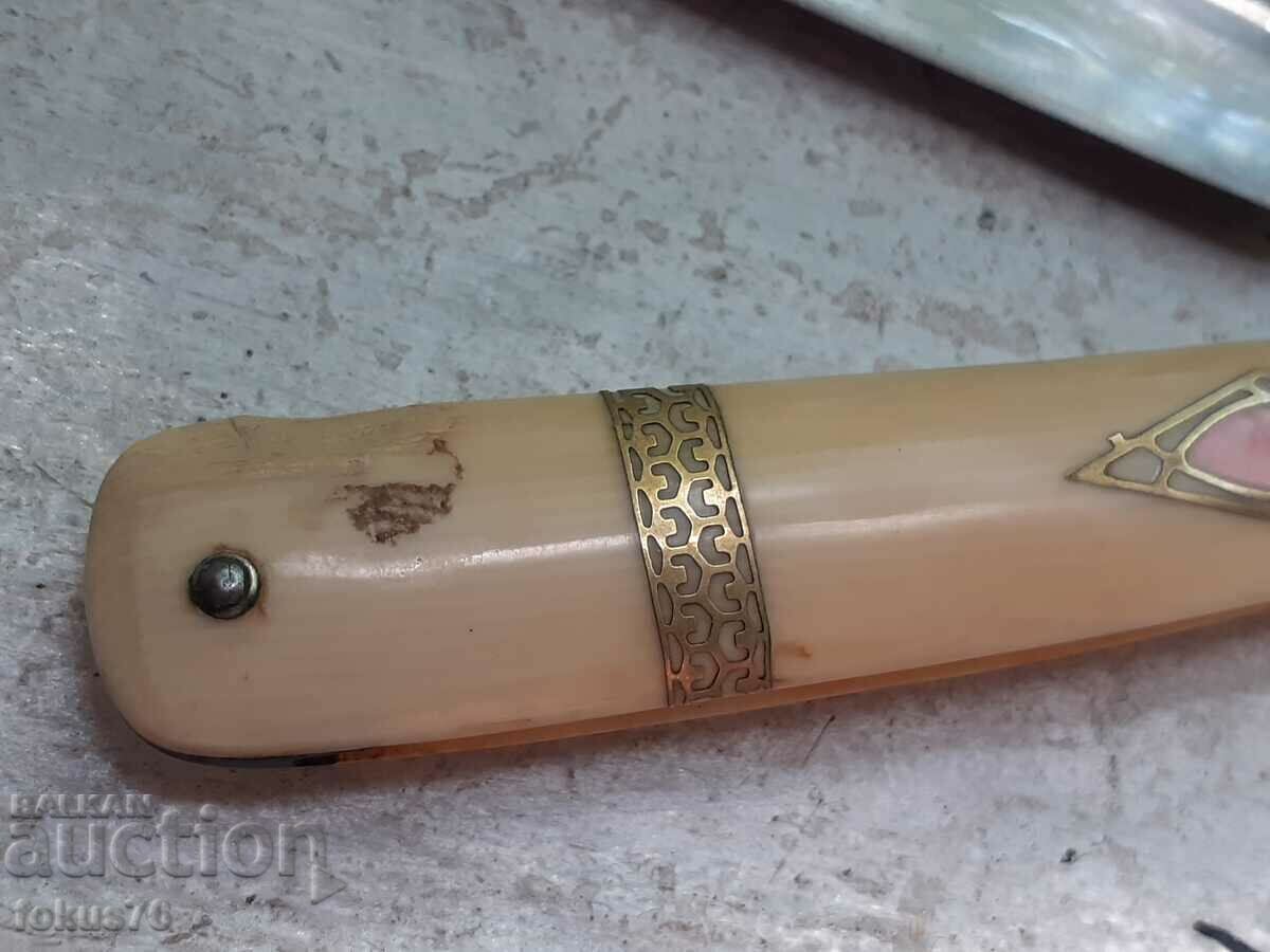 A beautiful French razor with an ivory handle with price 240.00 BGN | € 122.71