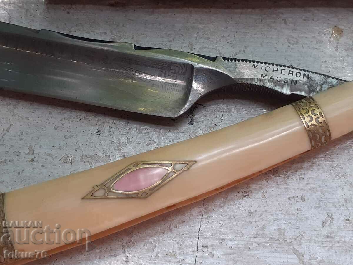 Auction  A beautiful French razor with an ivory handle