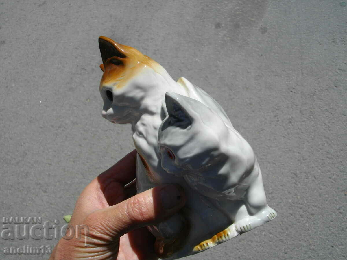 Delivery of OLD GDR PORCELAIN CATS Delivery of OLD GDR PORCELAIN CATS