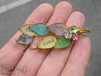 O broșă veche aurită