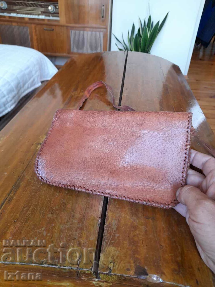Delivery of Old lady's leather bag