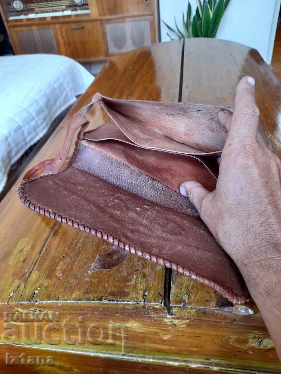 Old lady's leather bag - 5