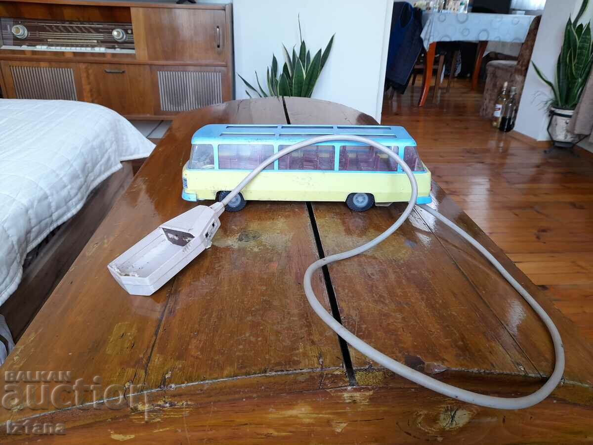 Autobuz vechi de jucărie