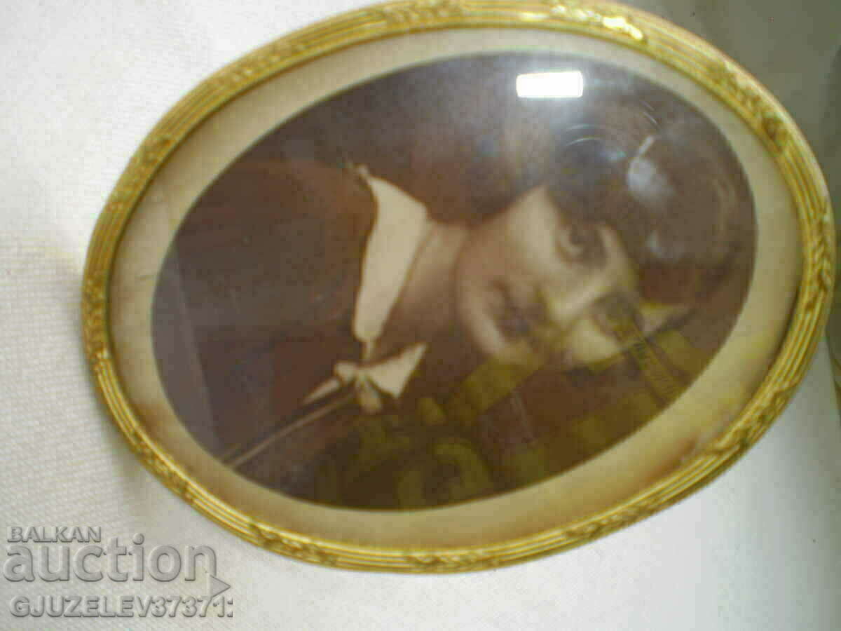 Delivery of 19th century oval tabletop bronze picture frame Delivery of 19th century oval tabletop bronze picture frame