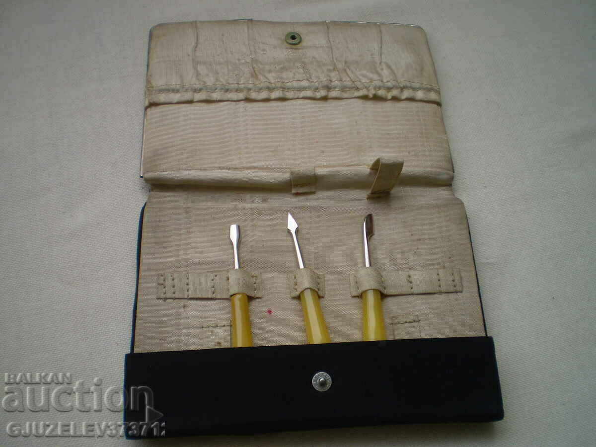 Auction 19th century hand embroidered toiletry purse Auction 19th century hand embroidered toiletry purse