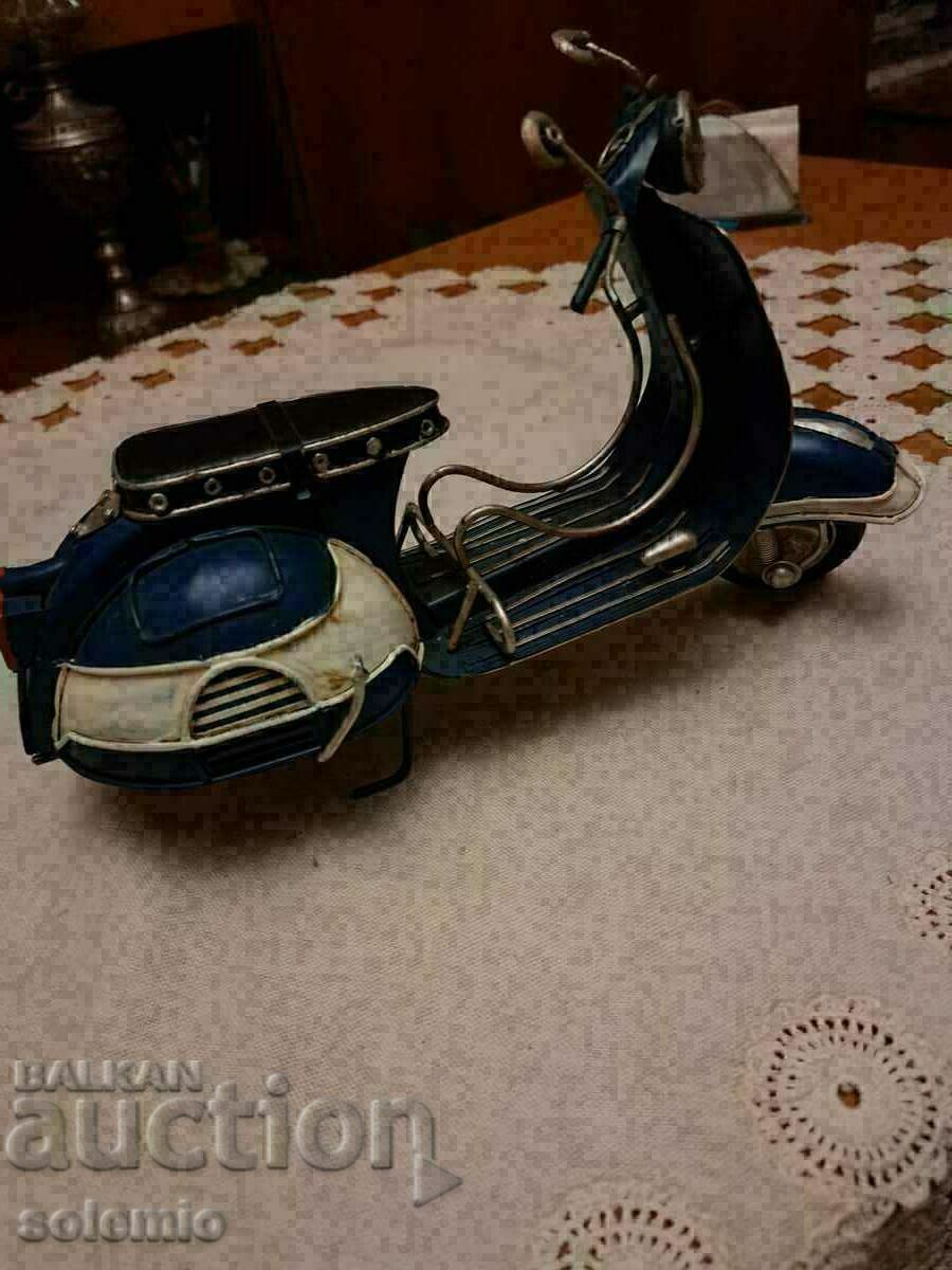 Model metalic al unei motociclete de epocă