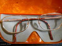 ochelari dioptrii în cutie