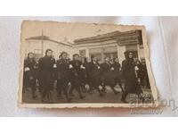Снимка Млади момичета на улицата покрай Сладкарница