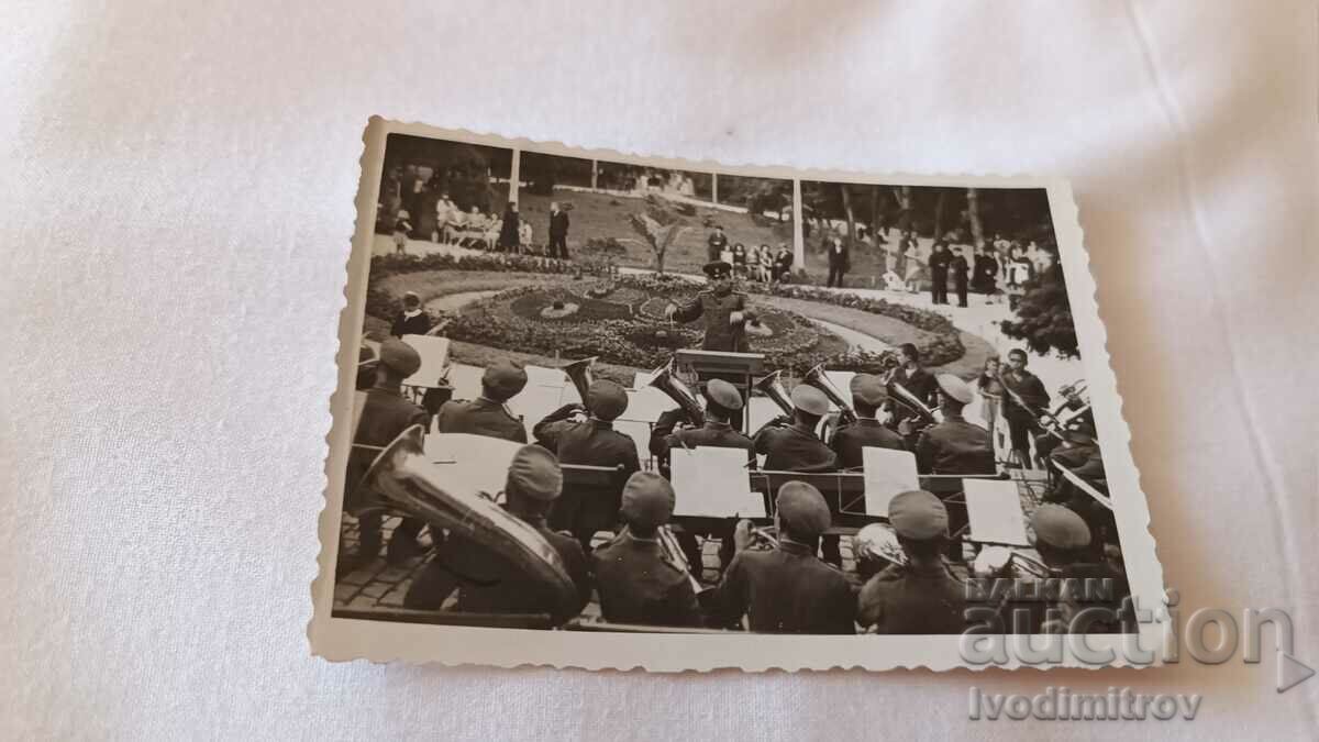 Fotografie Fanfară militară cântând în Grădina Mării
