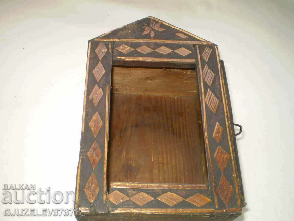 Стара дървена кутия с интарзия за часовник