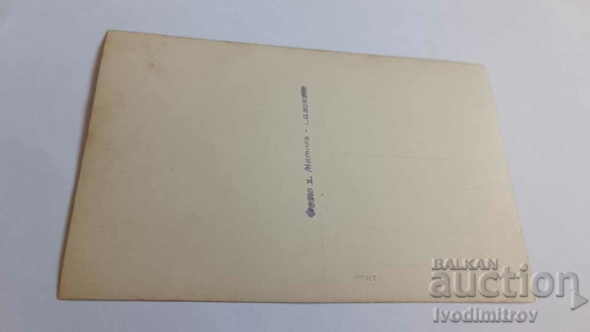 Φωτογραφία Νεαρά κορίτσια που παίζουν βόλεϊ στην αυλή του σχολείου με τιμή 3.45 BGN | € 1.76 Φωτογραφία Νεαρά κορίτσια που παίζουν βόλεϊ στην αυλή του σχολείου με τιμή 3.45 BGN | € 1.76