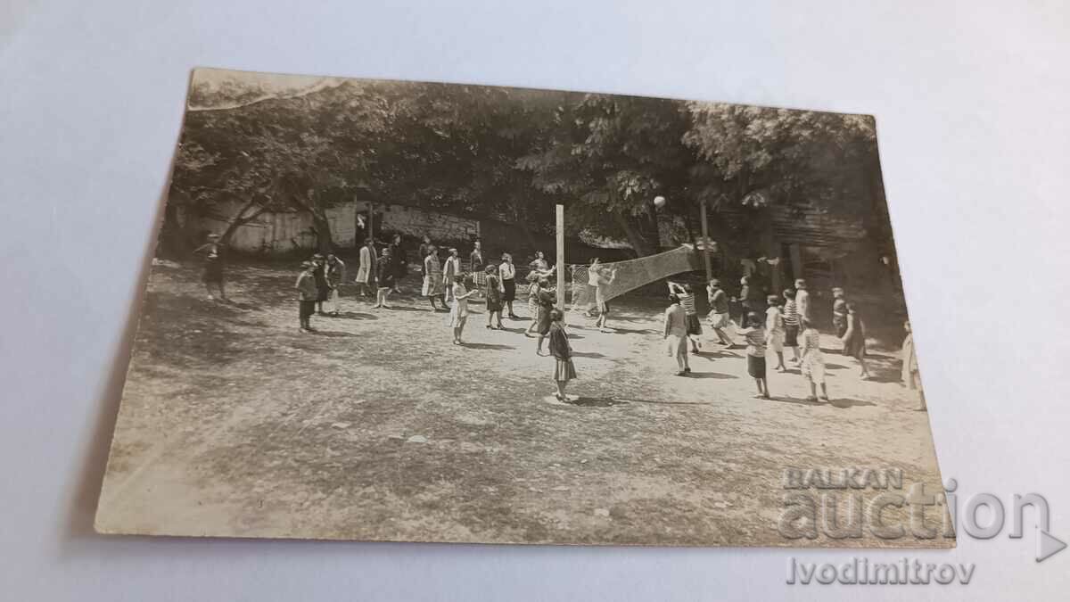 Φωτογραφία Νεαρά κορίτσια που παίζουν βόλεϊ στην αυλή του σχολείου