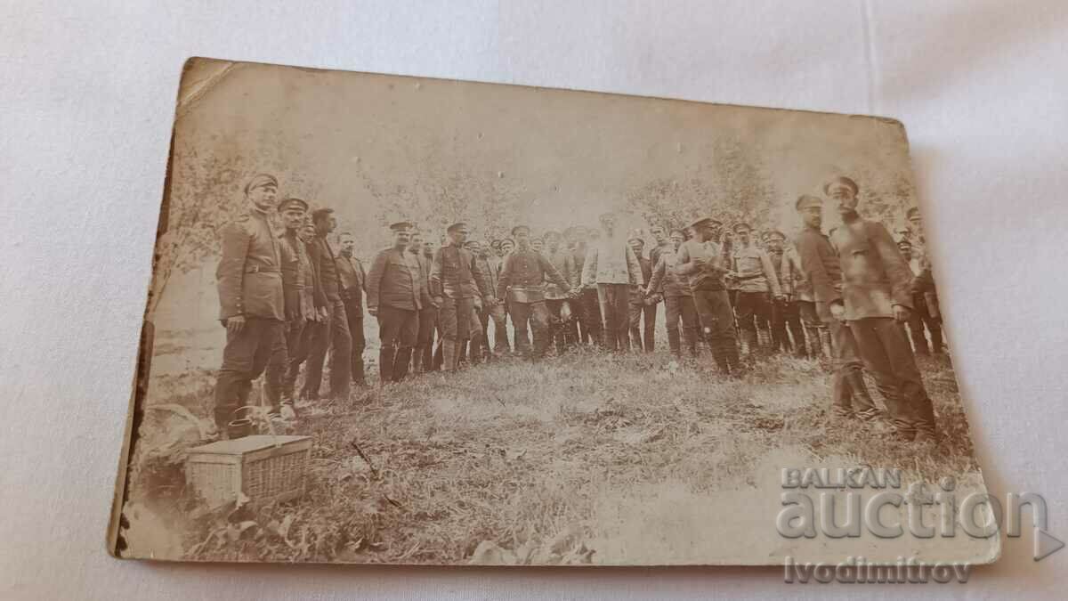 Снимка Офицери и войници в овощна градина на фронта ПСВ