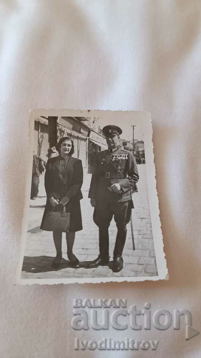 Φωτογραφία Σοφία Μια γυναίκα και ένας αξιωματικός με διαταγές και μετάλλια σε μια βόλτα