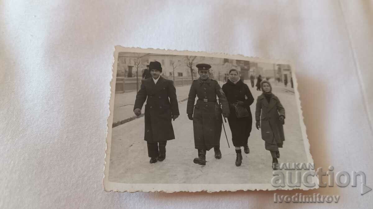 Dna Sofia Ofițer bărbat femeie și fată la plimbare iarna