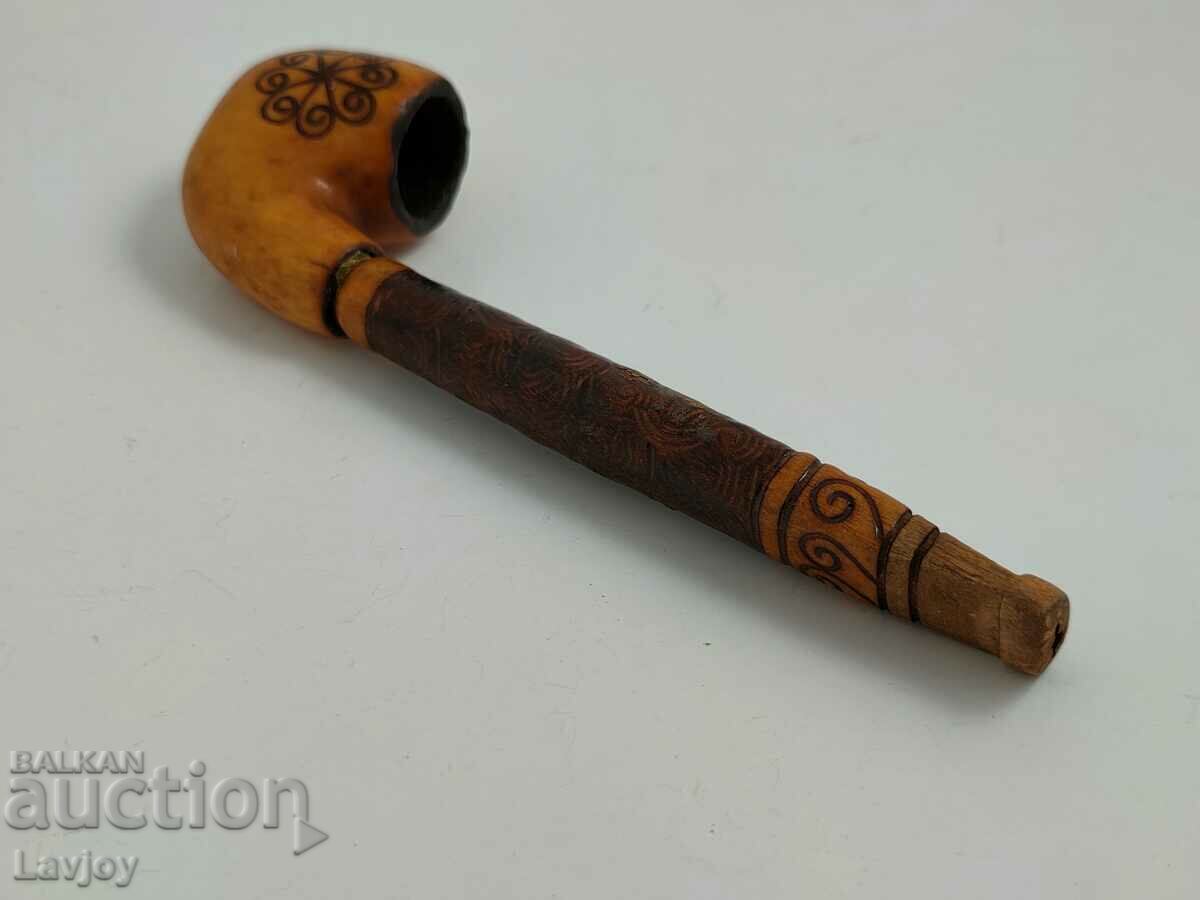 Delivery of Old pyrographed wooden pipe