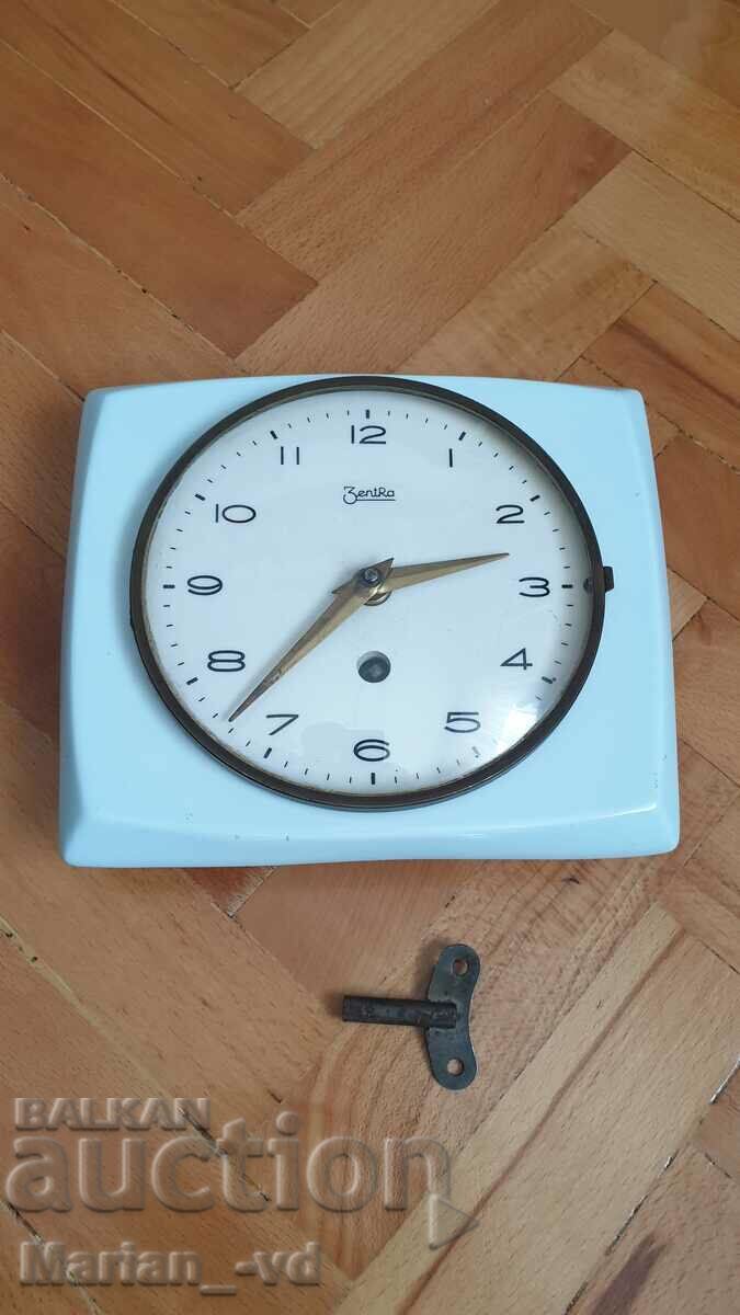 Παλαιό πορσελάνινο γερμανικό μηχανικό ρολόι τοίχου Zentra με τιμή 100.00 BGN | € 51.13 Παλαιό πορσελάνινο γερμανικό μηχανικό ρολόι τοίχου Zentra με τιμή 100.00 BGN | € 51.13