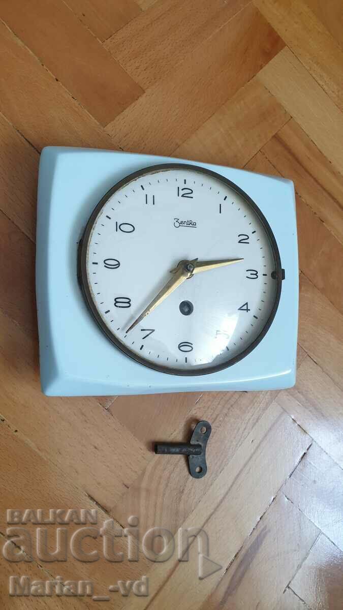 Δημοπρασία Παλαιό πορσελάνινο γερμανικό μηχανικό ρολόι τοίχου Zentra Δημοπρασία Παλαιό πορσελάνινο γερμανικό μηχανικό ρολόι τοίχου Zentra