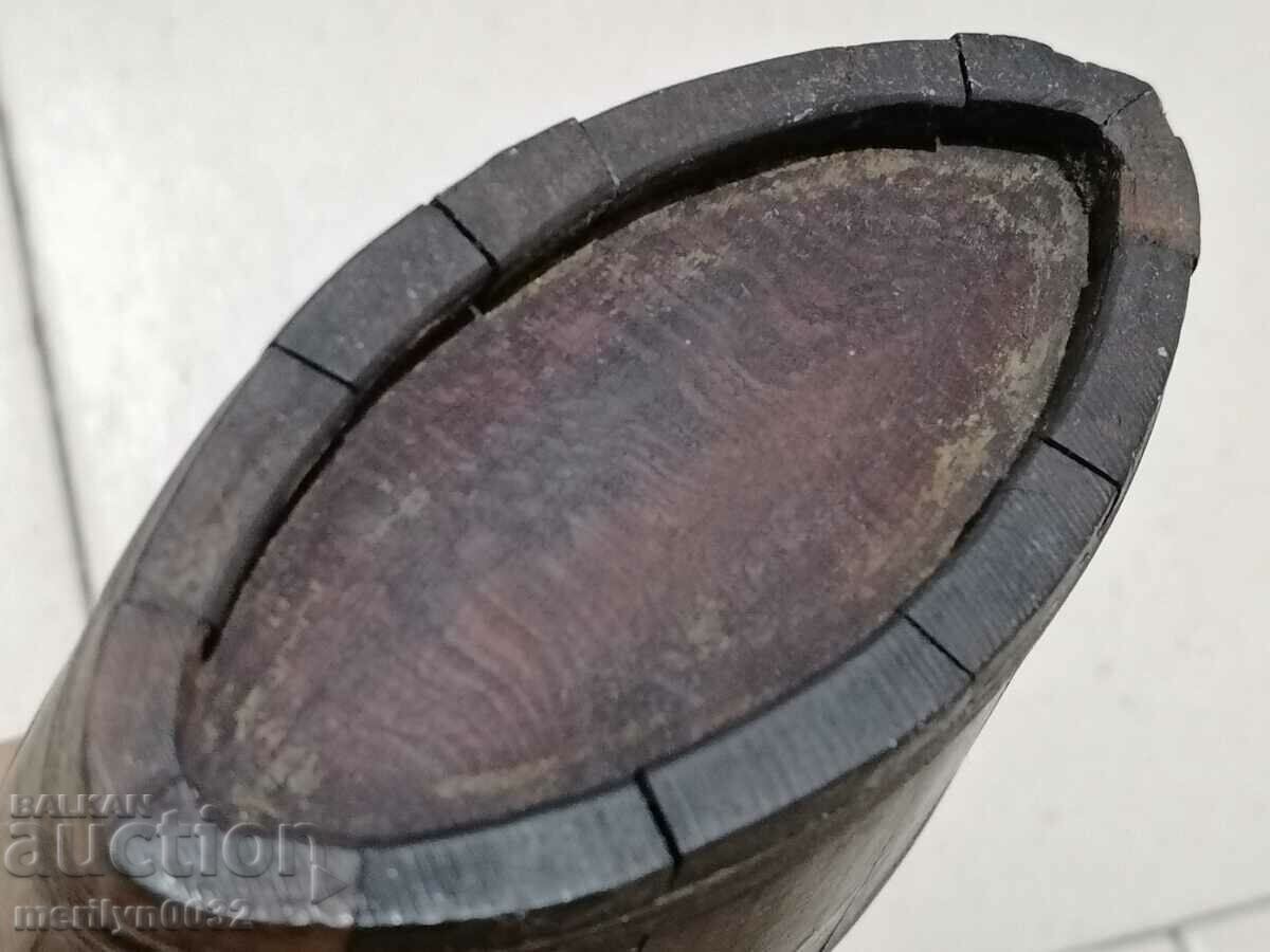 Delivery of Old wood pawler wooden bucket brown bucket Delivery of Old wood pawler wooden bucket brown bucket