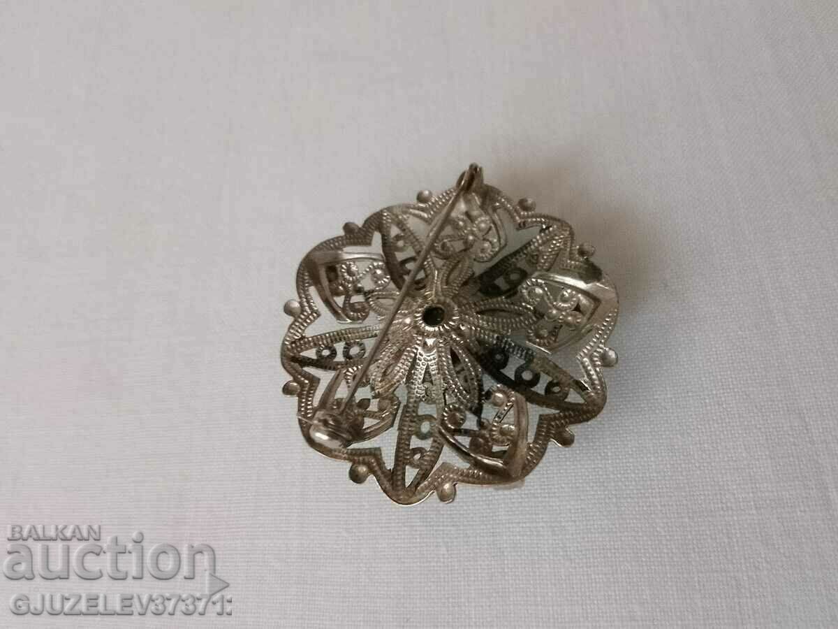 Auction Vintage style brooch Auction Vintage style brooch