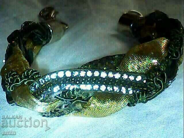 Delivery of a beautiful necklace is a bracelet with crystals for costume Delivery of a beautiful necklace is a bracelet with crystals for costume