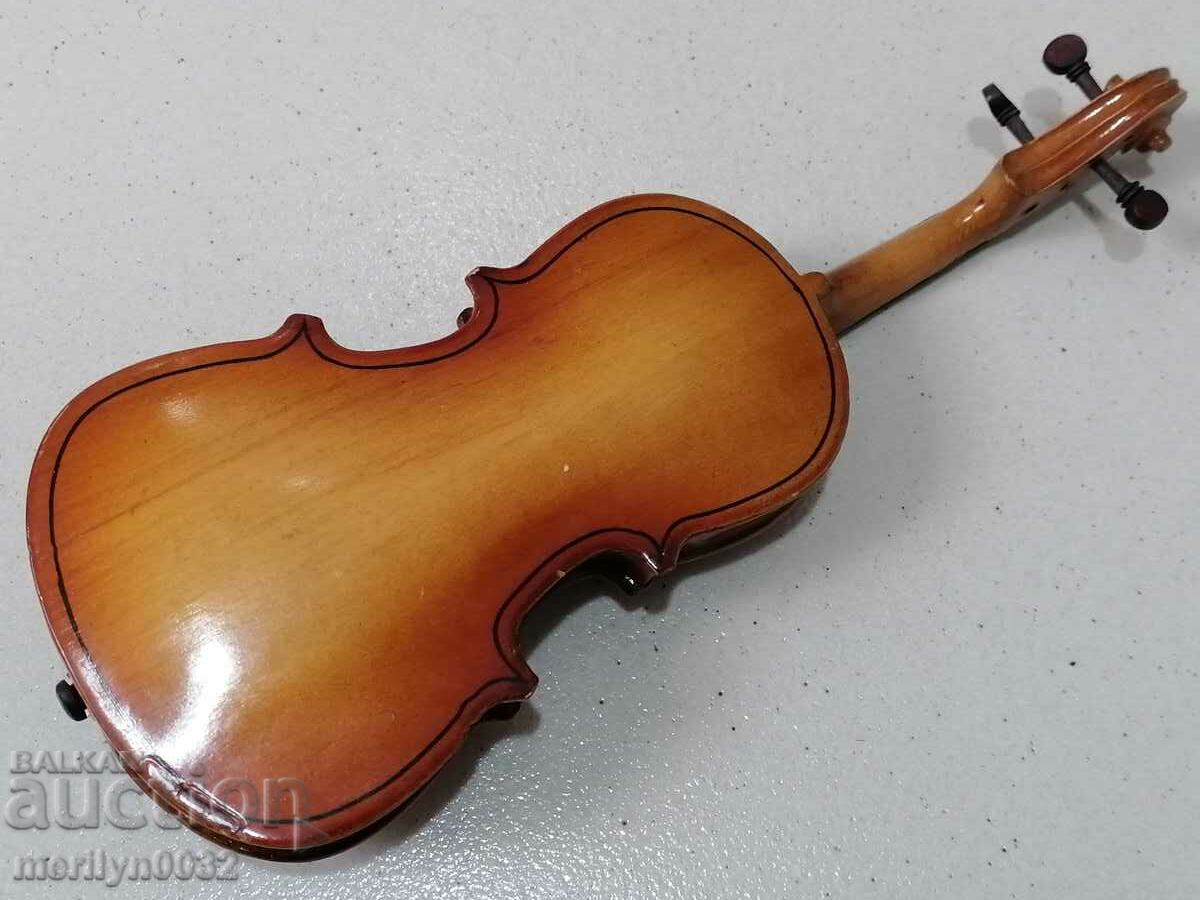 Ένα μικρό τρίχορδο δείγμα βιολιού μινιόν στα τέλη του 19ου αιώνα με τιμή 128.00 BGN | € 65.45 Ένα μικρό τρίχορδο δείγμα βιολιού μινιόν στα τέλη του 19ου αιώνα με τιμή 128.00 BGN | € 65.45