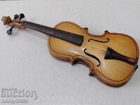 O mostră mică de vioară cu trei coarde, la sfârșitul secolului al XIX-lea