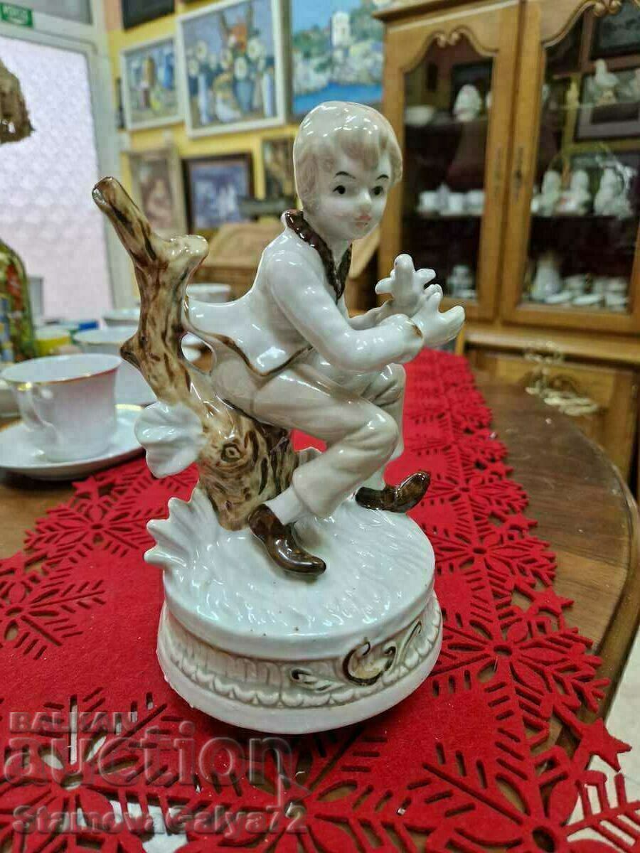 Licitație O minunată figurină muzicală din porțelan Licitație O minunată figurină muzicală din porțelan