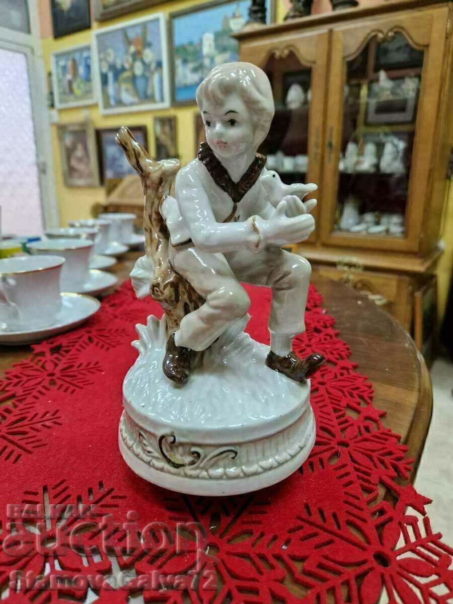 O minunată figurină muzicală din porțelan O minunată figurină muzicală din porțelan