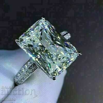 Auction  Women's ring with emerald and zircons