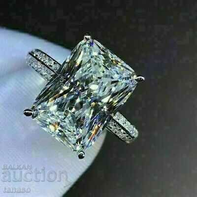 Delivery of Women's ring with emerald and zircons