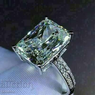 Women's ring with emerald and zircons