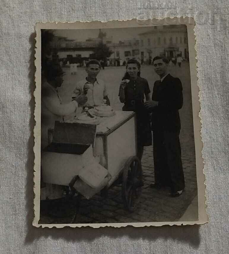 STREET VENDOR ICE CREAM CART 193.. y PHOTO